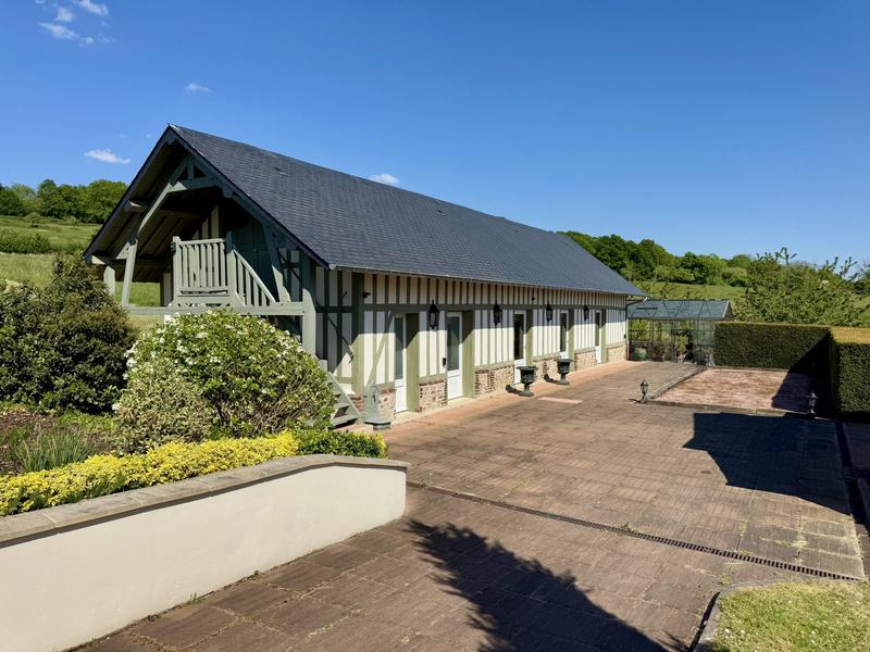 Maison - 1 085 m² - 15 pièces