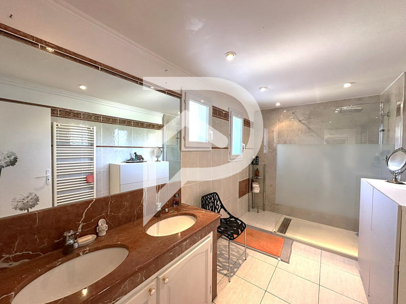 Maison - 170 m² - 6 pièces