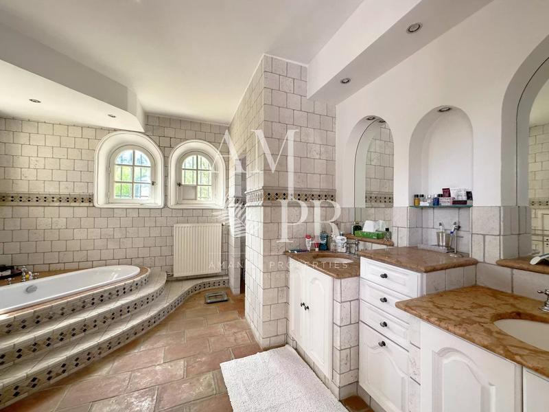 Villa - 240 m² - 7 pièces