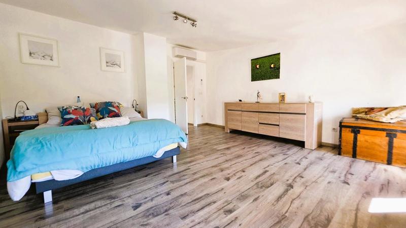 Maison - 240 m² - 8 pièces