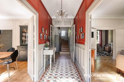 Maison - 250 m² - 8 pièces