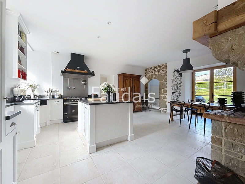 Propriété - 230 m² - 9 pièces