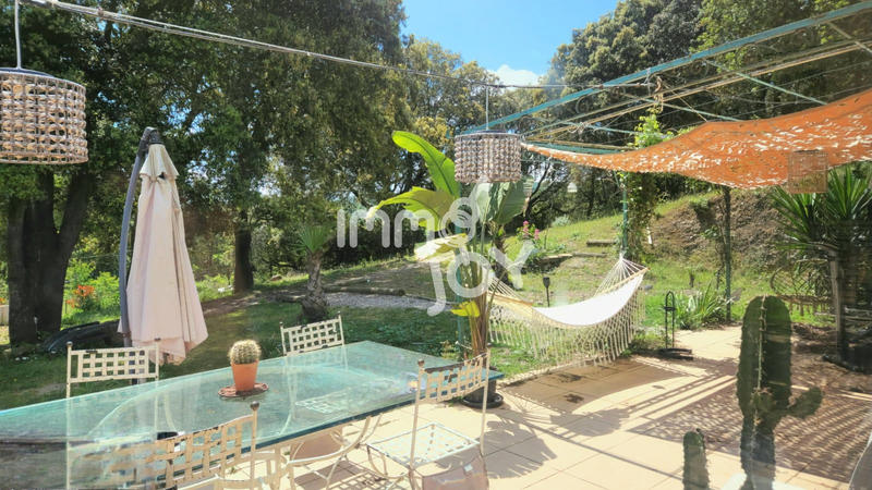 Propriété - 250 m² - 11 pièces