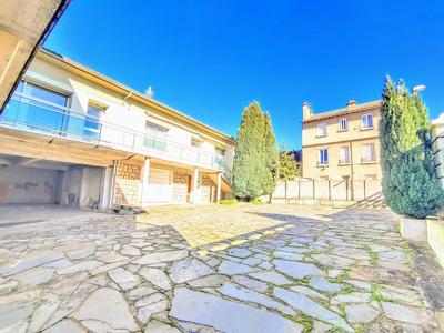 Maison - 570 m² - 8 pièces