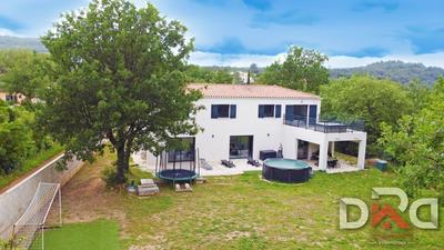 Maison - 205 m² - 8 pièces