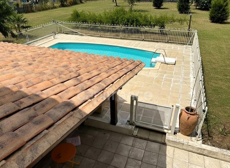 Demeure - 254 m² - 9 pièces