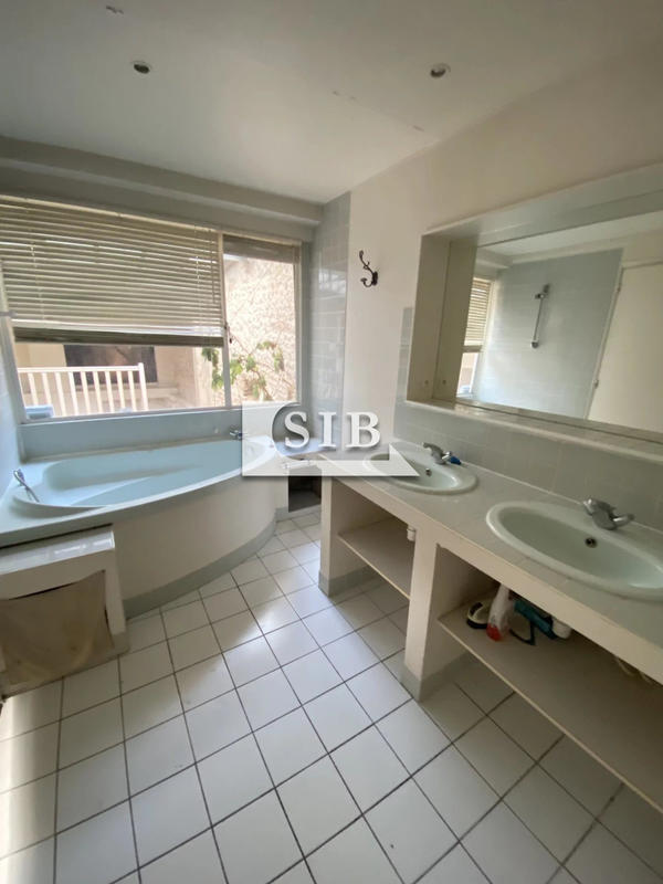 Maison - 228 m² - 7 pièces