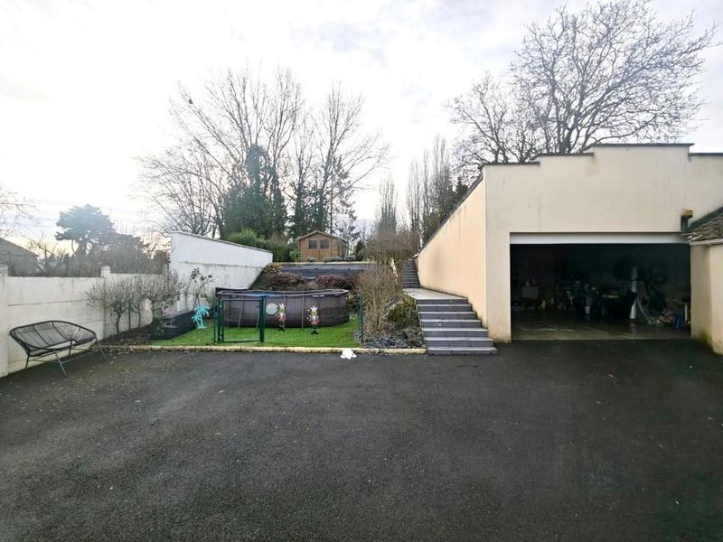Maison - 220 m² - 8 pièces