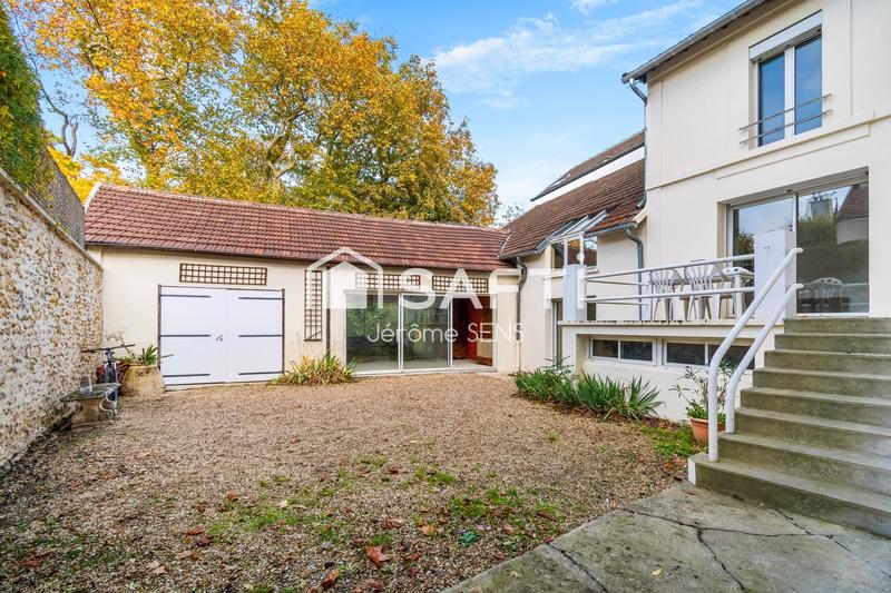 Villa - 237 m² - 9 pièces