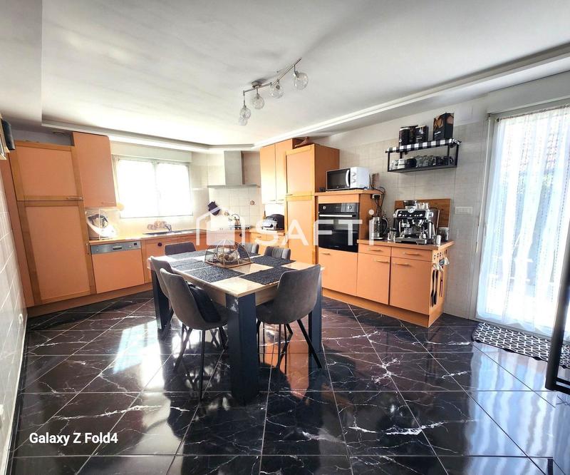Maison - 213 m² - 9 pièces