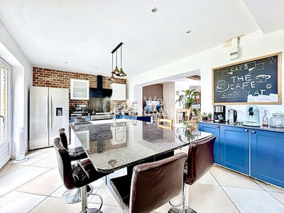 Maison traditionnelle - 151 m² - 6 pièces