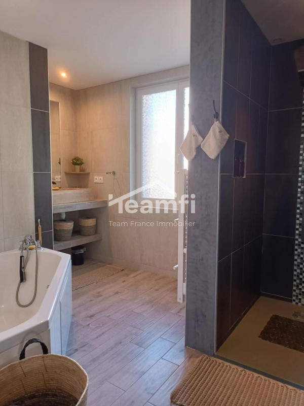 Maison - 240 m² - 8 pièces