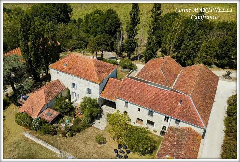 Propriété - 885 m² - 22 pièces