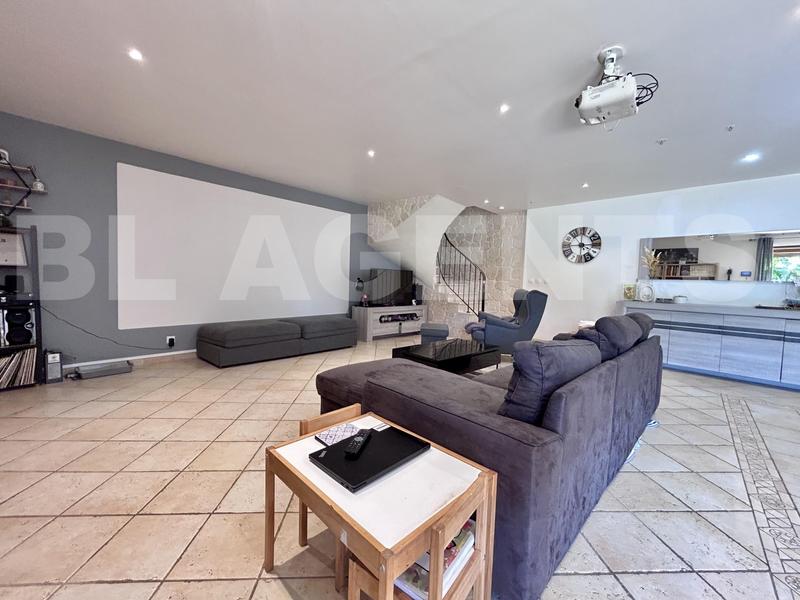 Maison traditionnelle - 199 m² - 7 pièces