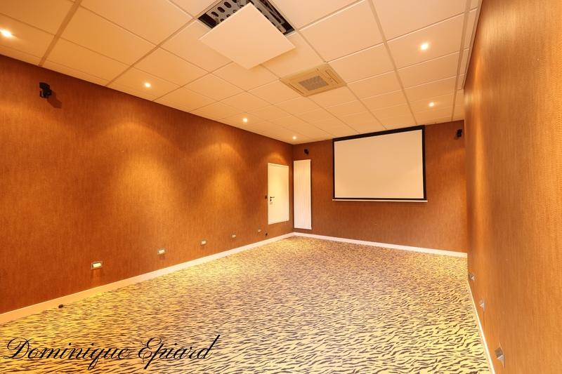 Bureau - 2 111 m² - 64 pièces