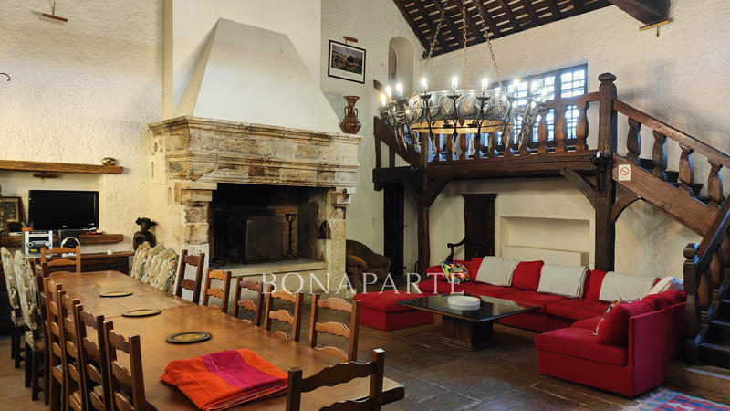 Maison - 1 140 m² - 35 pièces