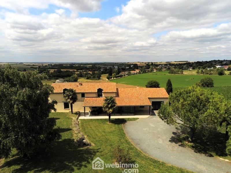 Maison - 245 m² - 8 pièces