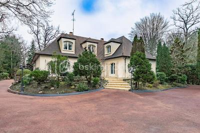 Propriété - 453 m² - 9 pièces