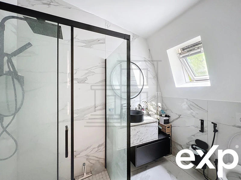 Maison - 260 m² - 10 pièces