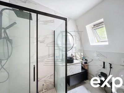 Maison - 260 m² - 10 pièces