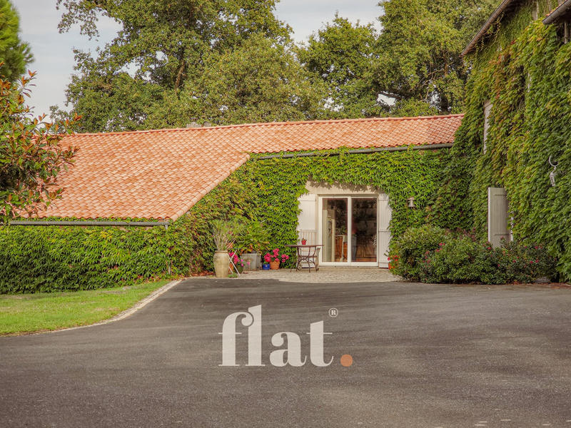 Propriété - 351 m² - 6 pièces