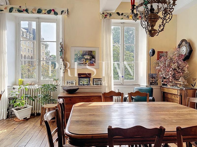 Maison - 280 m² - 9 pièces