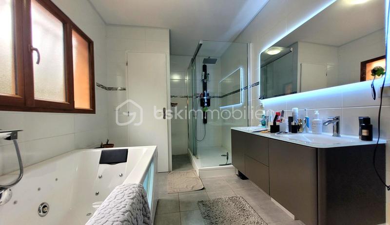 Maison traditionnelle - 262 m² - 9 pièces