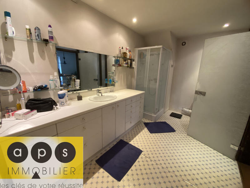 Maison - 325 m² - 16 pièces