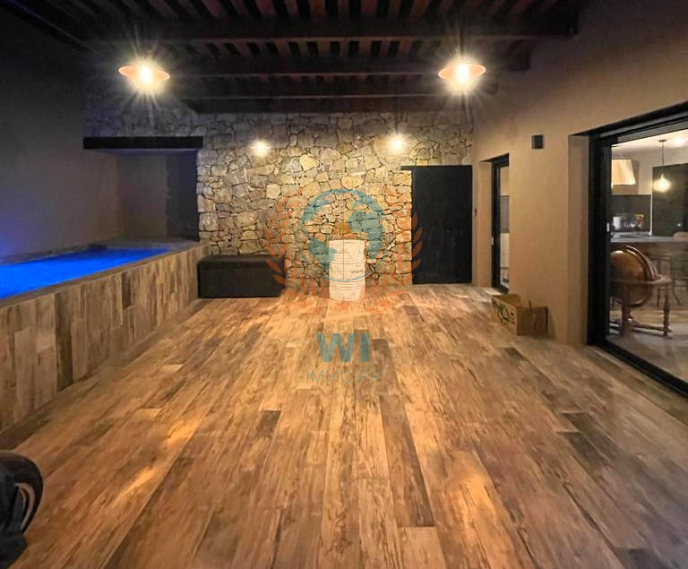 Maison - 255 m² - 7 pièces