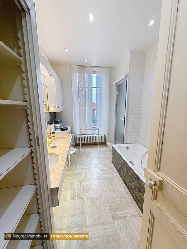 Propriété - 360 m² - 12 pièces