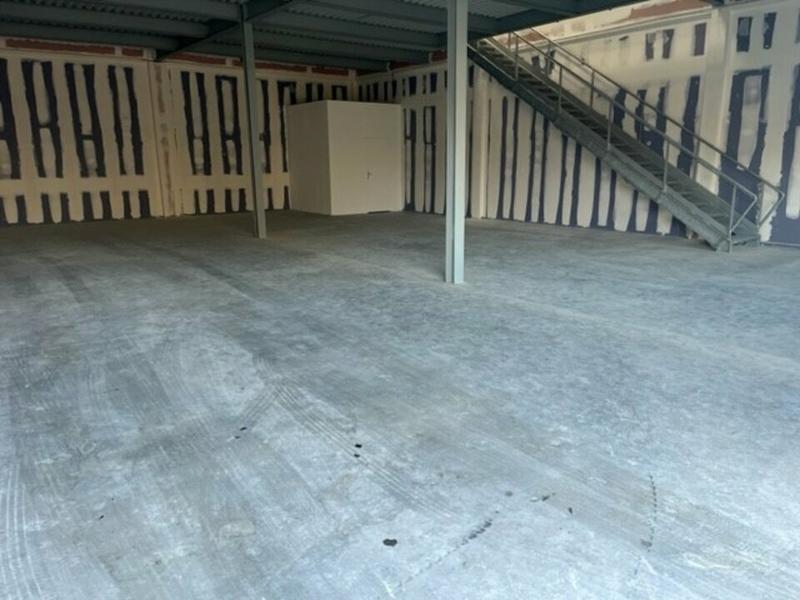 Local d'activité / Entrepôt - 374 m²