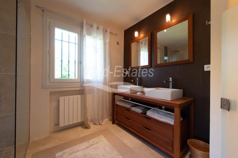 Villa - 242 m² - 8 pièces