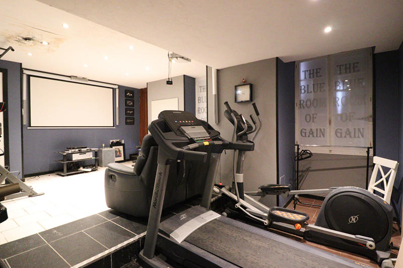 Maison - 325 m² - 15 pièces