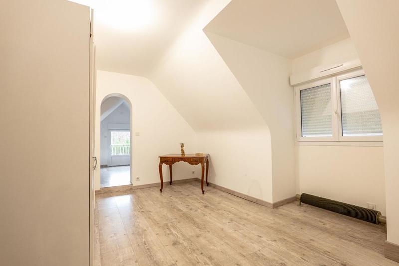 Maison - 232 m² - 8 pièces