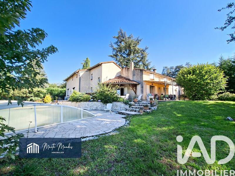 Maison - 230 m² - 9 pièces