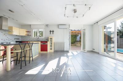 Maison traditionnelle - 179 m² - 8 pièces