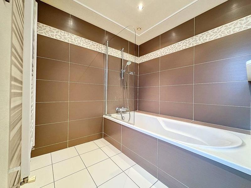 Propriété - 300 m² - 14 pièces