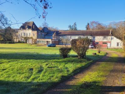 Château - 1 327 m² - 50 pièces