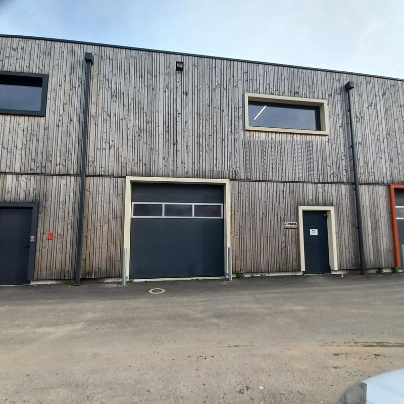 Entrepôt - 166 m²