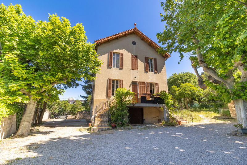 Maison - 220 m² - 6 pièces