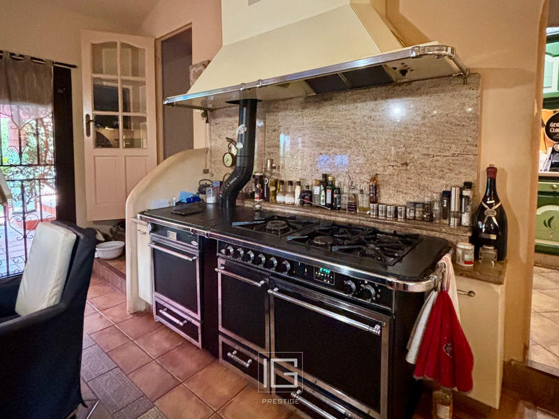 Propriété - 350 m² - 6 pièces