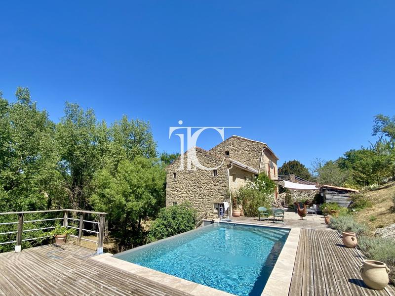 Mas - 265 m² - 9 pièces