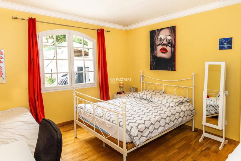 Maison - 230 m² - 8 pièces