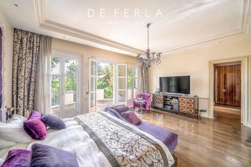 Maison - 520 m² - 10 pièces