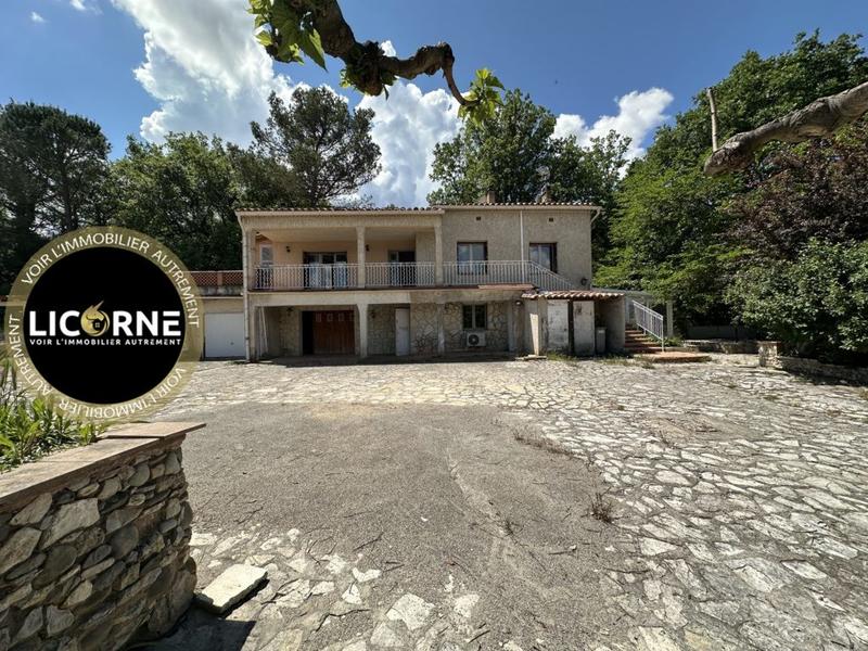 Villa - 168 m² - 9 pièces