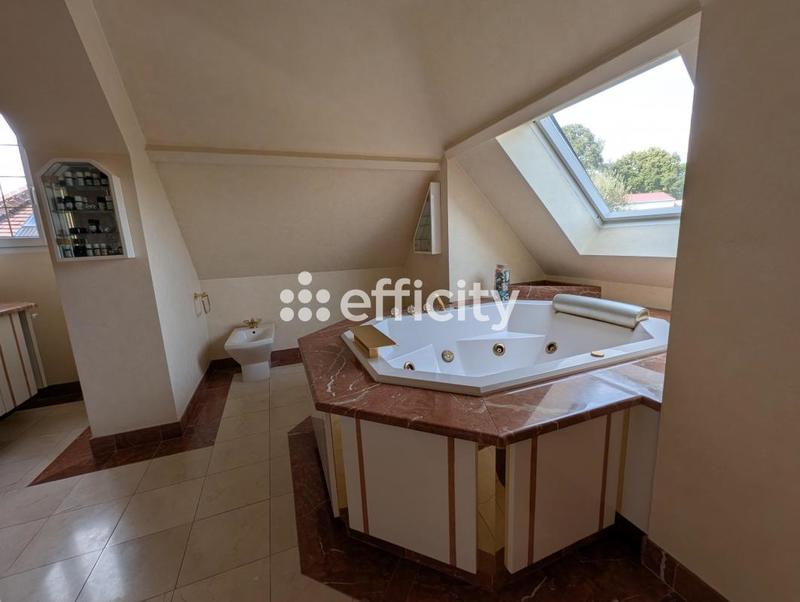 Maison - 240 m² - 10 pièces