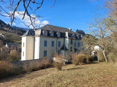 Maison - 1 083 m² - 44 pièces