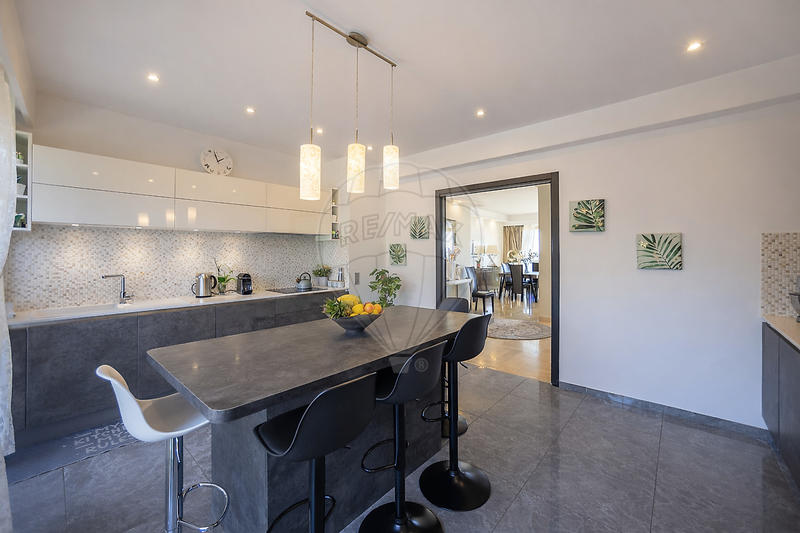 Appartement - 140 m² - 5 pièces