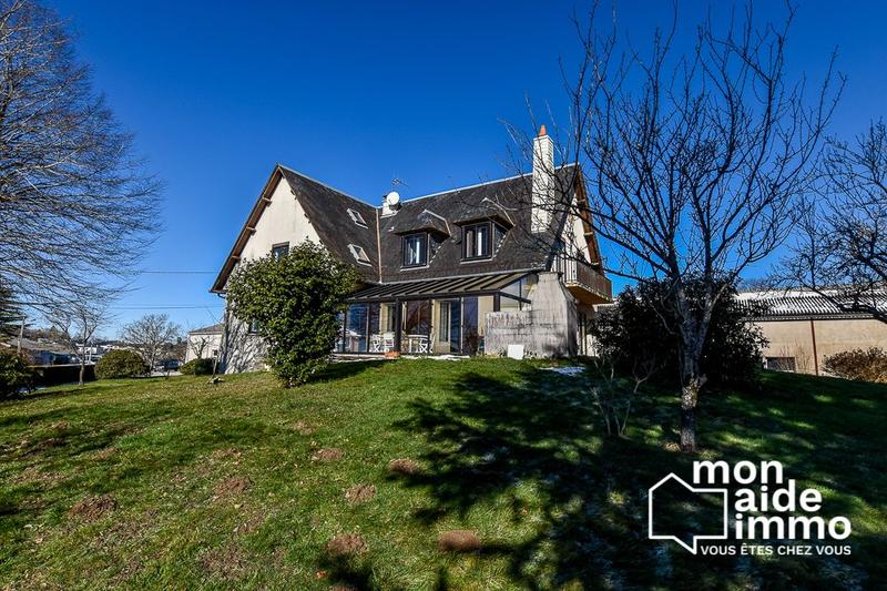 Maison traditionnelle - 240 m² - 9 pièces