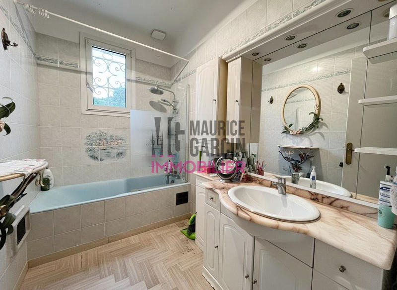 Maison - 215 m² - 6 pièces